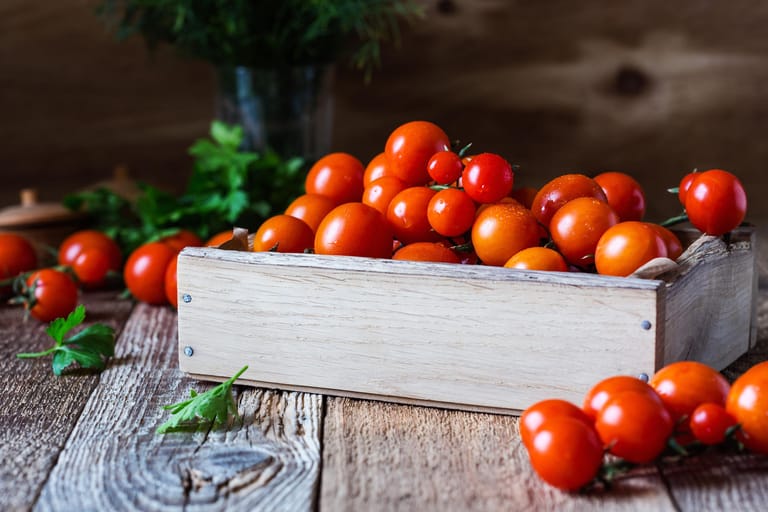 Tomaten: Die roten Nährstoffbomben sind reich an Lycopin, das schädliche Radikale im Körper abfängt. Wissenschaftliche Studien haben erwiesen, dass der Pflanzenstoff das Herz stärkt und sogar einem Infarkt vorbeugen kann. Übrigens: Auch in Tomatenpüree, Tomatensoße und sogar Ketchup ist Lycopin enthalten.