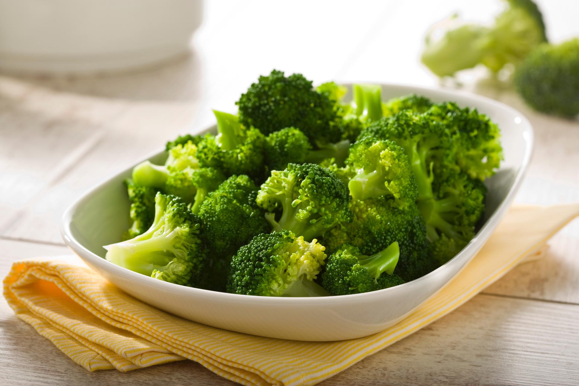 Brokkoli: Das grüne Gemüse ist reich an schützenden Polyphenolen und beugt vermutlich sogar Krebserkrankungen vor. Zudem enthält es beträchtliche Mengen an Folsäure – einem B-Vitamin, an dem es den Deutschen häufig mangelt. Ähnlich wertvoll sind Grünkohl, Rosenkohl, Mangold und Weißkohl.