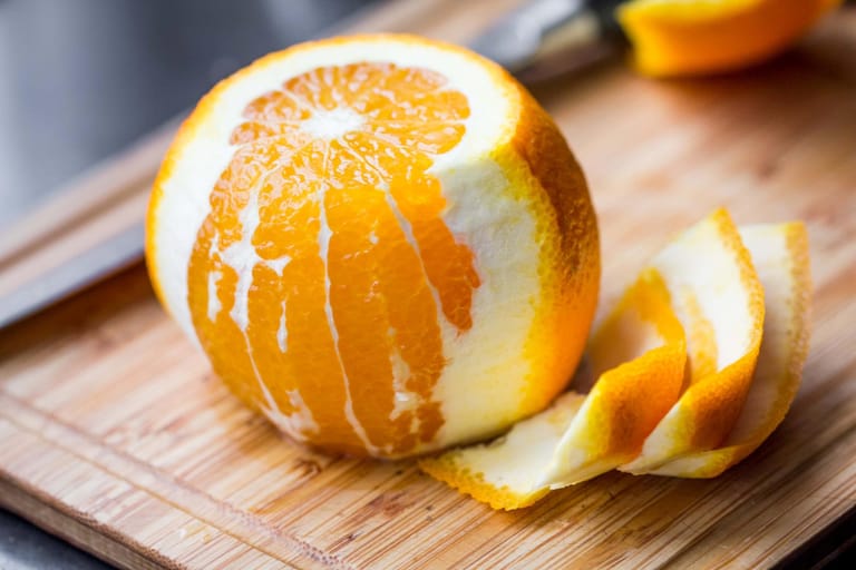Orangen: Zitrusfrüchte sind als hervorragende Lieferanten für Vitamin C bekannt. Gerade im Herbst und Winter ein hervorragendes Mittel, um die Abwehrkräfte zu stärken. In Form von Orangensaft sind die Früchte das ganze Jahr lang erhältlich. Ebenso können Zitronen, Grapefruits und Mandarinen auf dem Speiseplan stehen.