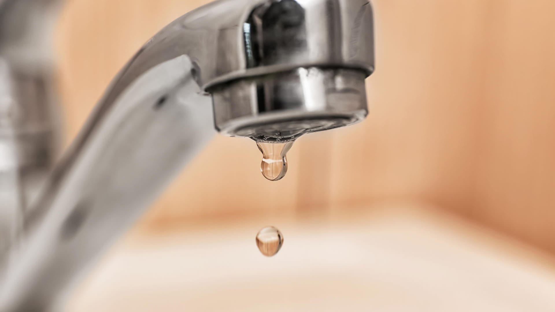 Tropfender Wasserhahn: Häufig ist die Dichtung defekt und muss ausgetauscht werden.