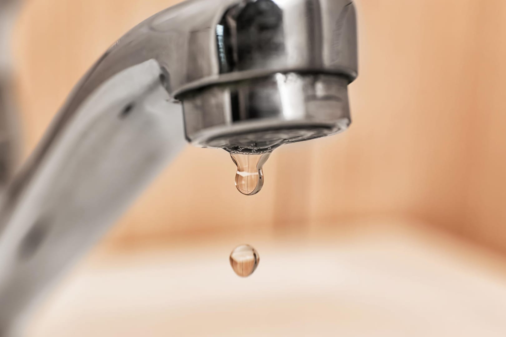 Tropfender Wasserhahn: Häufig ist die Dichtung defekt und muss ausgetauscht werden.