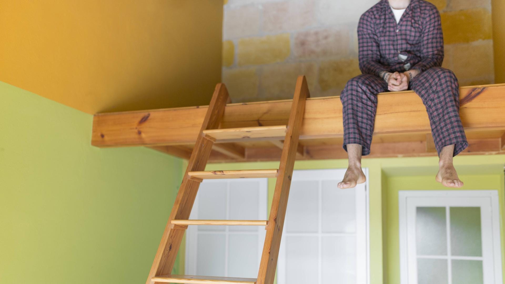 Hochbett: Es ist optimal in einer kleinen Wohnung mit hohen Decken.