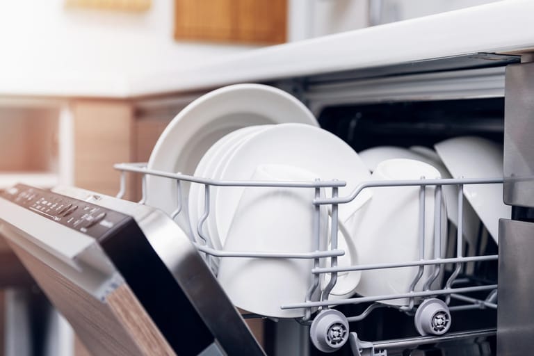 Geschirr: Wenn Tassen und Teller noch nass aus der Maschine kommen, kann dies mehrere Gründe haben, die Sie überprüfen sollten.