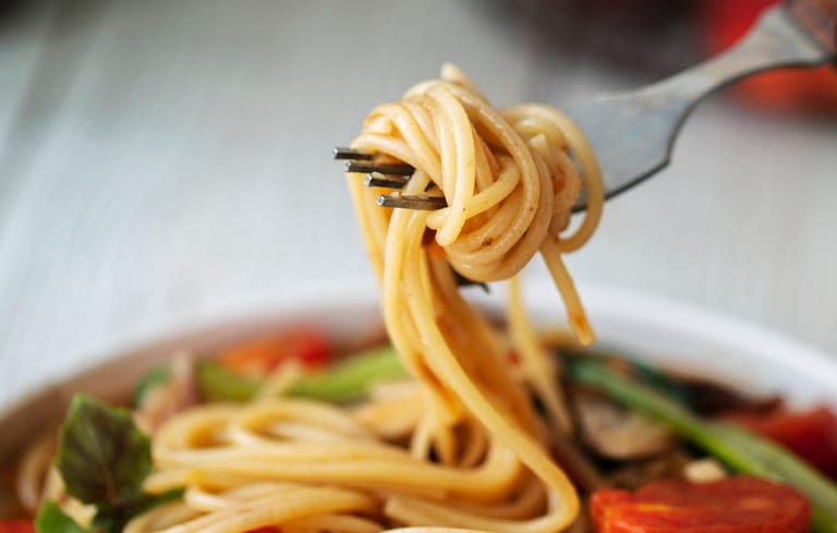 Spaghetti haben einen runden Querschnitt und sind etwa 25 Zentimeter lang. Besonders dünne Spaghetti werden Spaghettini, besonders dicke Spaghettoni genannt.