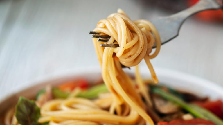 Spaghetti haben einen runden Querschnitt und sind etwa 25 Zentimeter lang. Besonders dünne Spaghetti werden Spaghettini, besonders dicke Spaghettoni genannt.