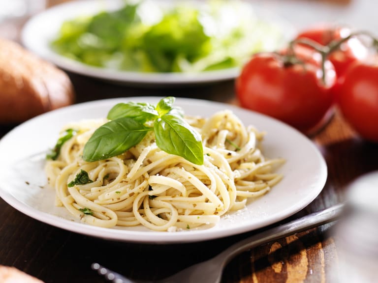 Linguine ähneln Spaghetti, sind aber sehr dünne, flache Bandnudeln.