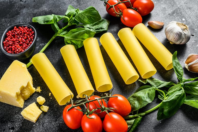 Cannelloni sind große, röhrenförmige Nudeln. Sie werden mit verschiedenen Zutaten gefüllt.