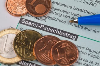 SteuererklΓ€rung (Symbolbild): Der Sparerpauschbetrag betrΓ€gt 801 Euro fΓΌr Singles, 1.602 Euro fΓΌr Ehepaare. SteuererklΓ€rung (Symbolbild): Der Sparerpauschbetrag betrΓ€gt 801 Euro fΓΌr Singles, 1.602 Euro fΓΌr Ehepaare.