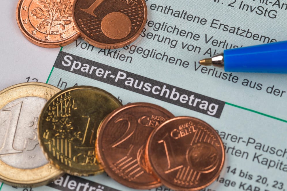 Steuererklärung (Symbolbild): Der Sparerpauschbetrag beträgt 801 Euro für Singles, 1.602 Euro für Ehepaare.