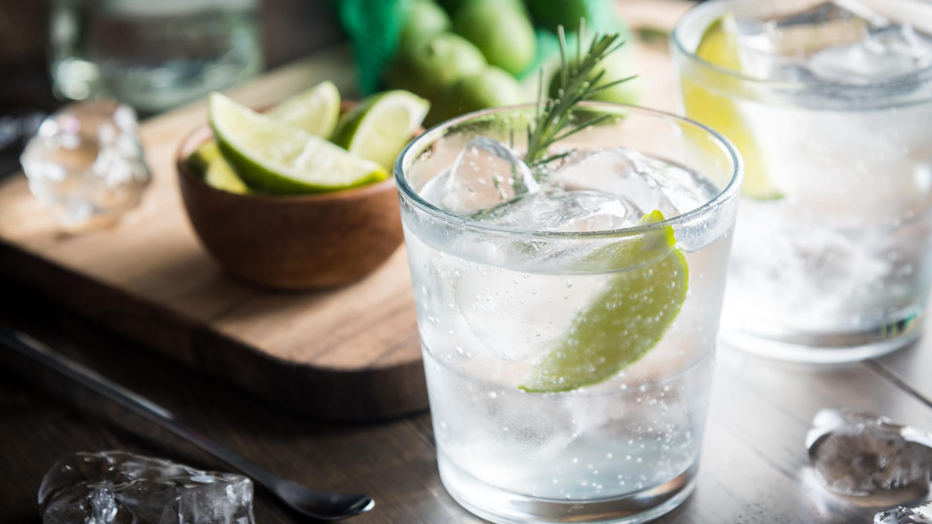 Gin Tonic: Der Drink ist hier mit Limette und Rosmarin garniert.