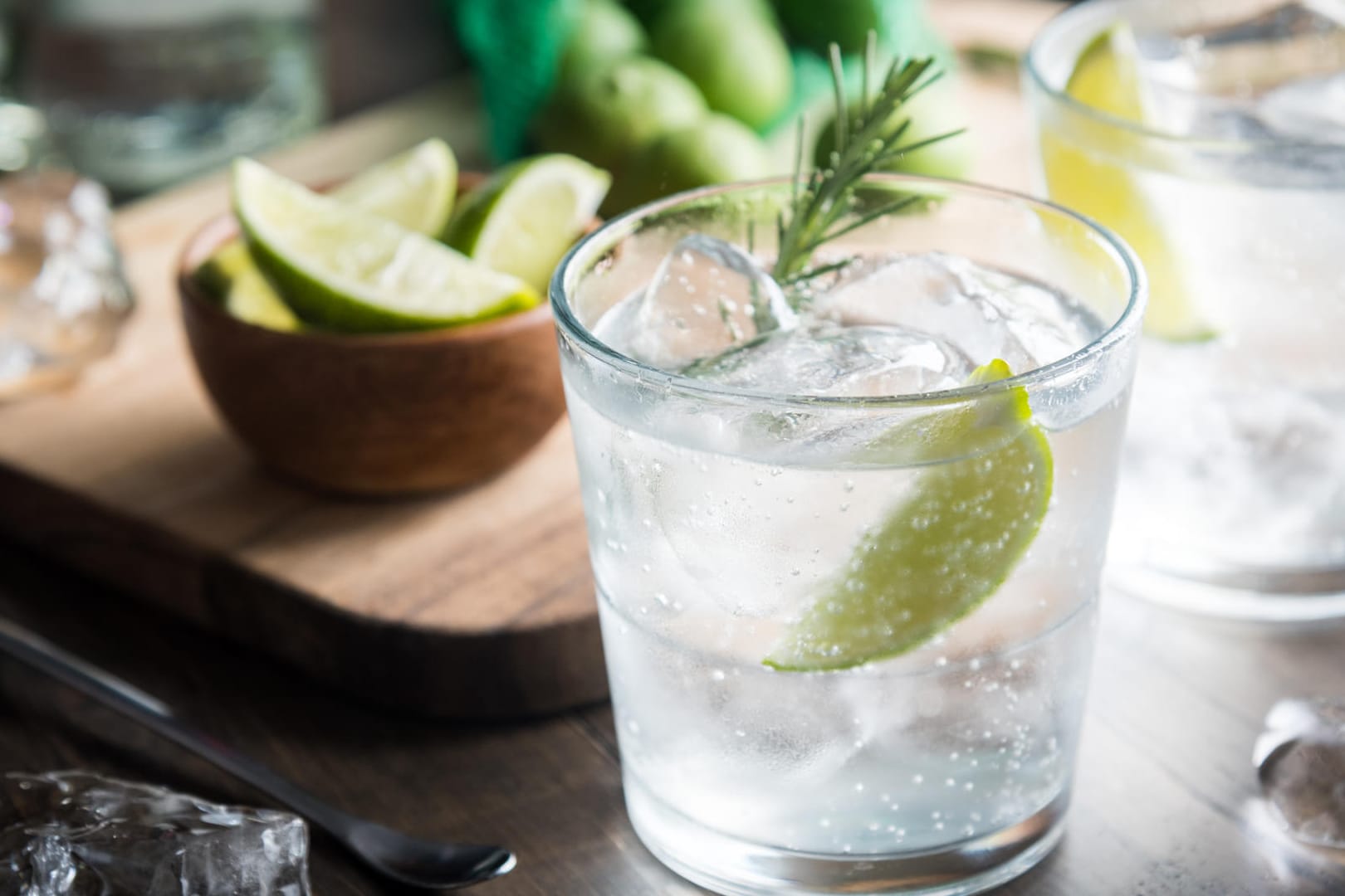 Gin Tonic: Der Drink ist hier mit Limette und Rosmarin garniert.