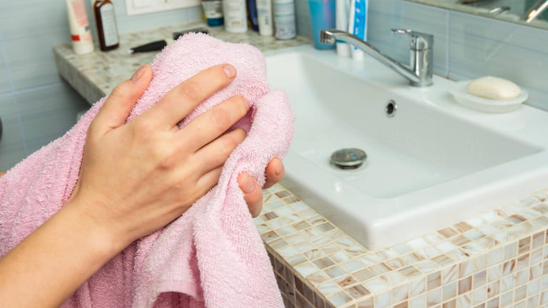 Hände abtrocknen: Aufgrund der Corona-Pandemie werden Hände derzeit viel häufiger gewaschen als zuvor.