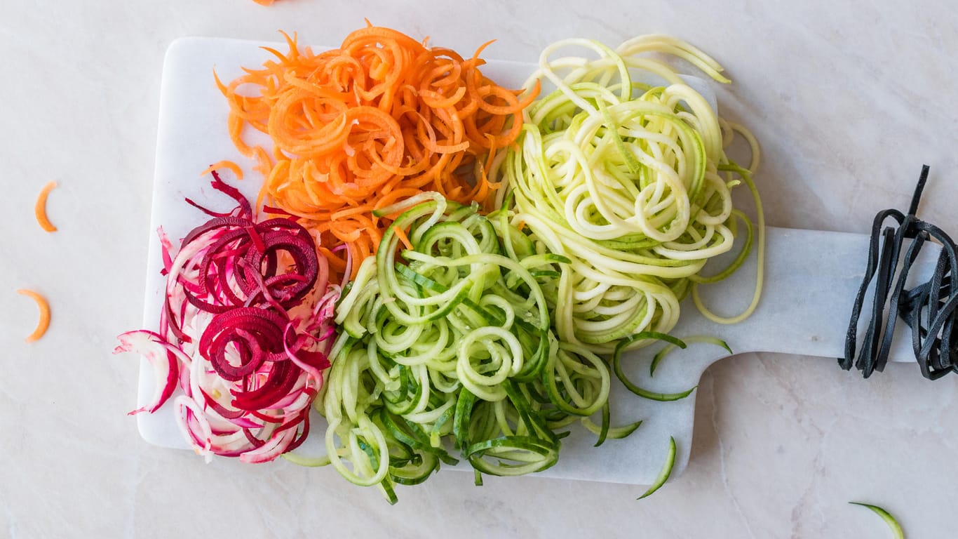 Gemüsenudeln: Aus Karotten, Rote Bete, Zucchini und Gurken lässt sich Pasta gut herstellen.