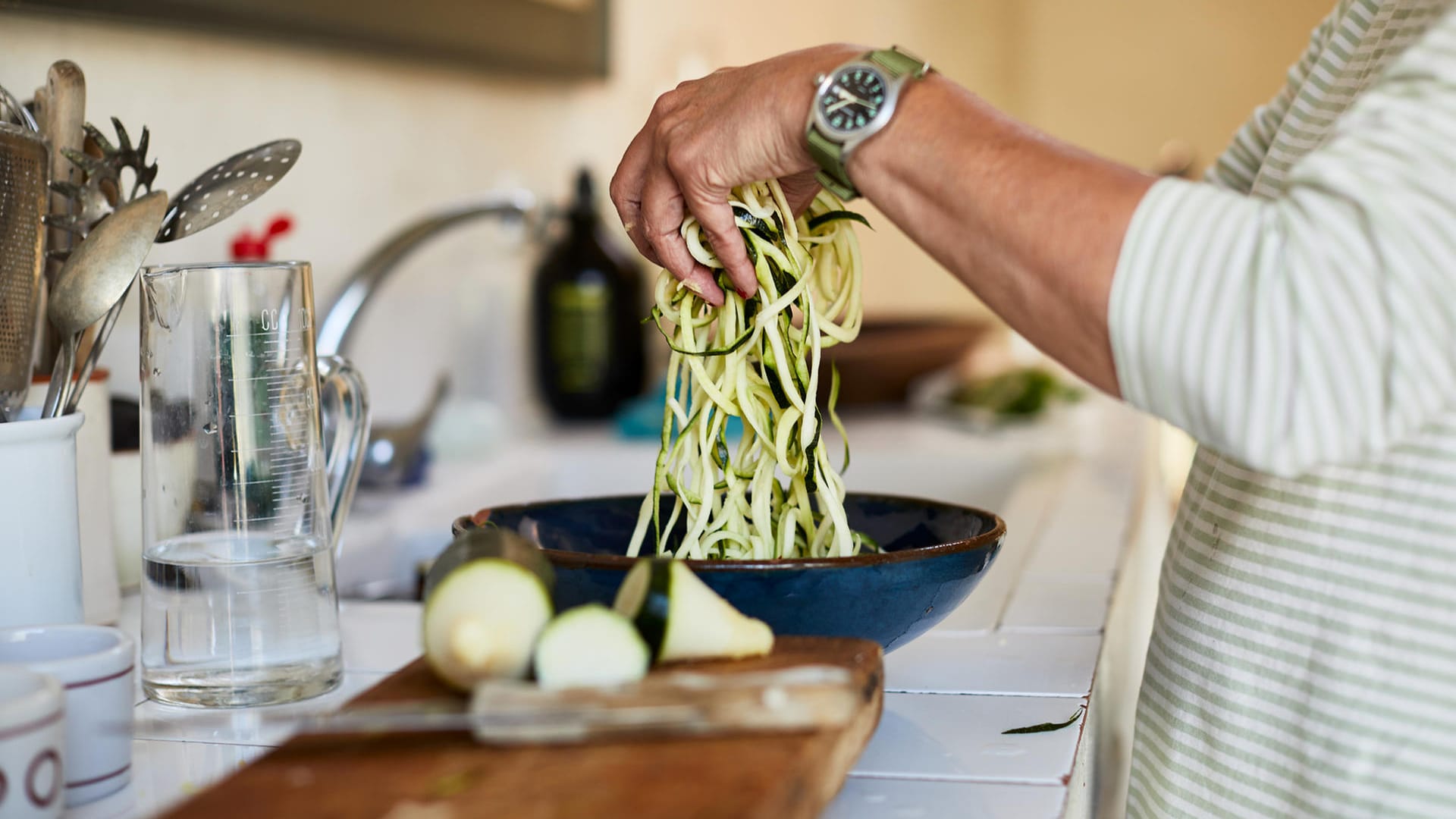 Zoodles: Am schnellsten lassen sich die Nudeln aus Zucchini mithilfe eines Spiralschneiders herstellen.