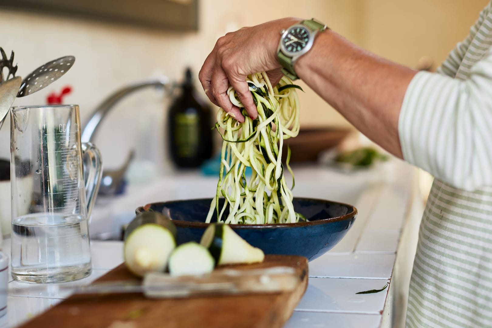 Zoodles: Am schnellsten lassen sich die Nudeln aus Zucchini mithilfe eines Spiralschneiders herstellen.