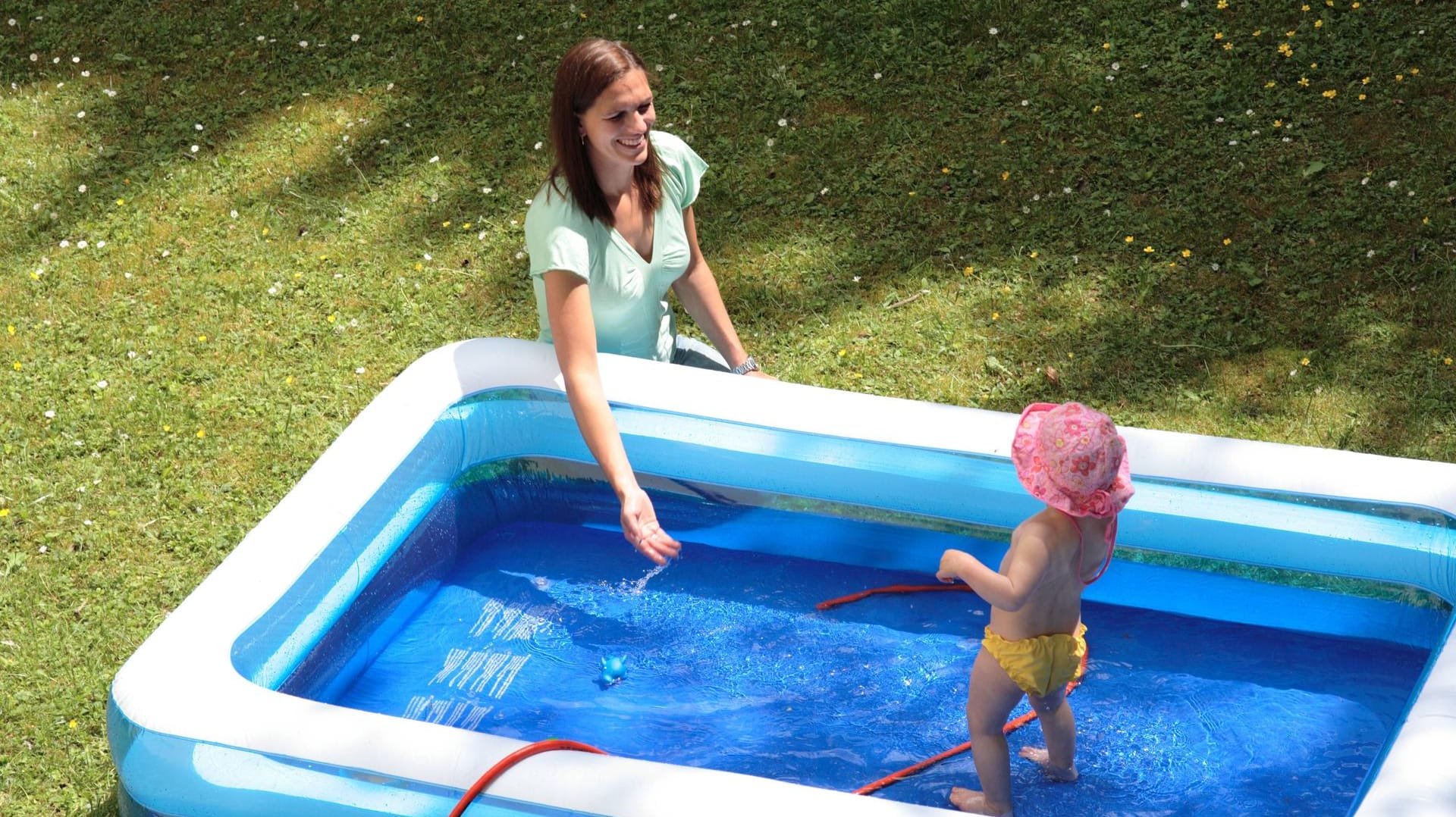 Aufblasbarer Pool: Aufgestellt, fertig und schon kann das Planschen losgehen.