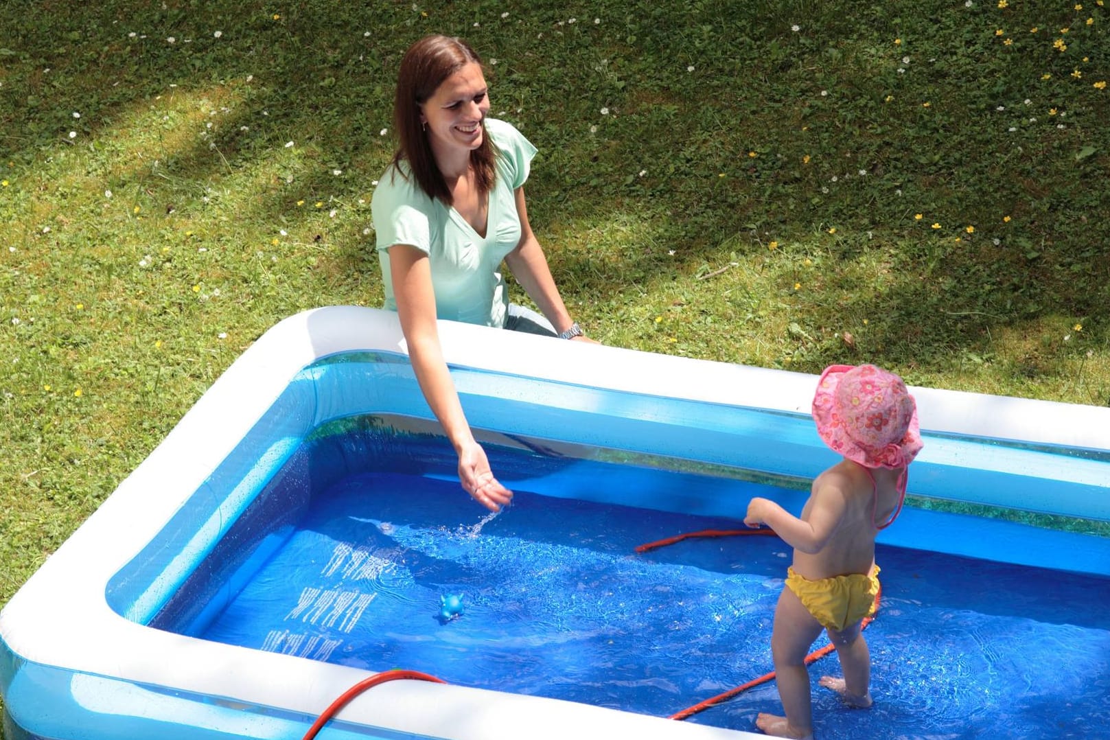 Aufblasbarer Pool: Aufgestellt, fertig und schon kann das Planschen losgehen.