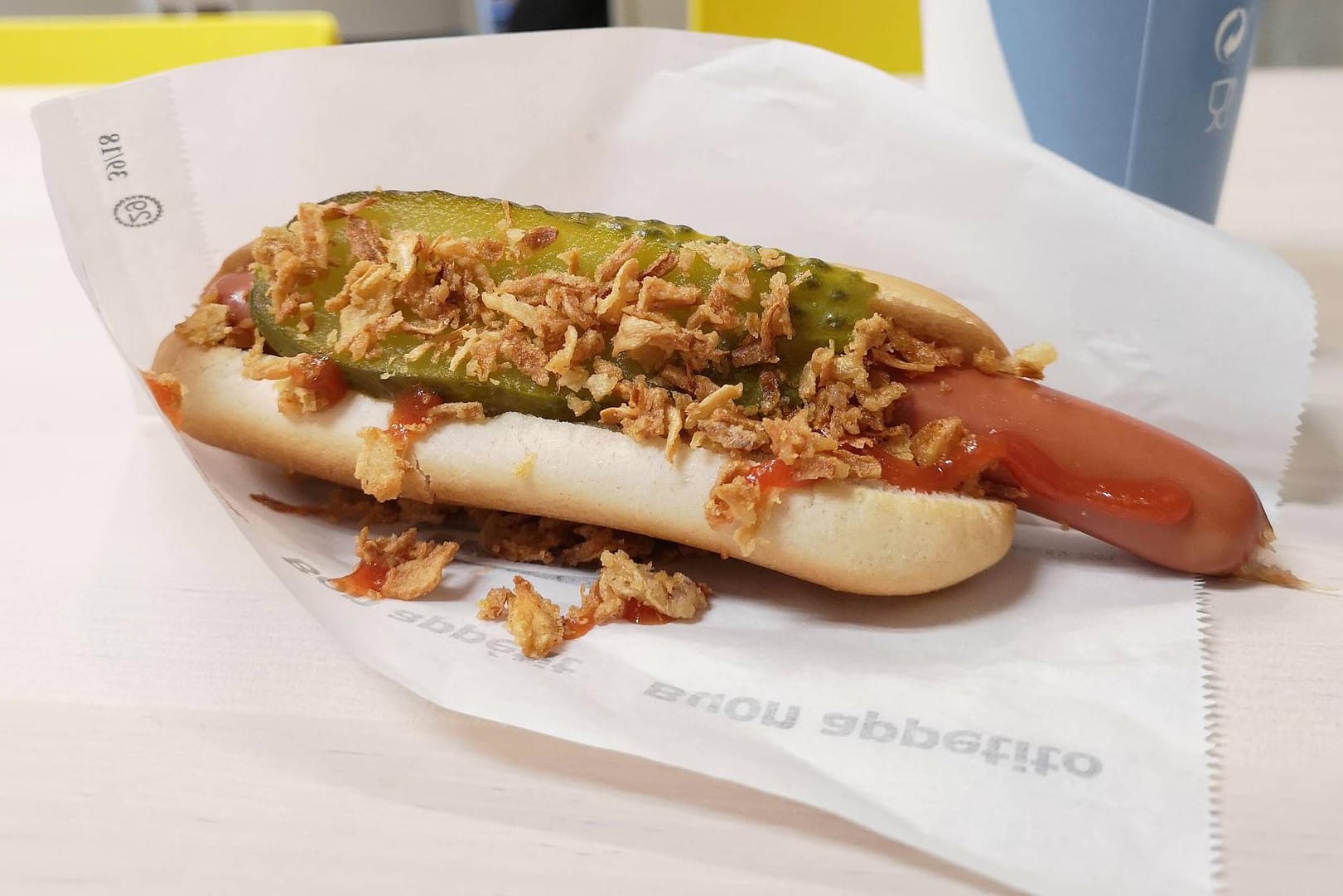 Hot Dog mit Gurke und Zwiebeln: Dieser Ikea-Klassiker gehört für viele Kunden zum Besuch beim Möbelhaus dazu.