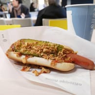 Hot Dog mit Gurke und Zwiebeln: Dieser Ikea-Klassiker gehört für viele Kunden zum Besuch beim Möbelhaus dazu.