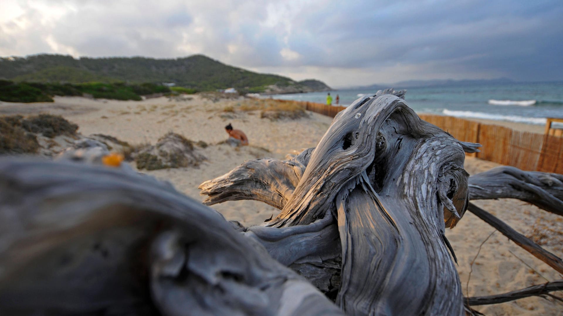 Es Cavallet auf Ibiza: Dunkle Wolken ziehen allerdings selten über den Strand – dafür ist er einfach zu schön.