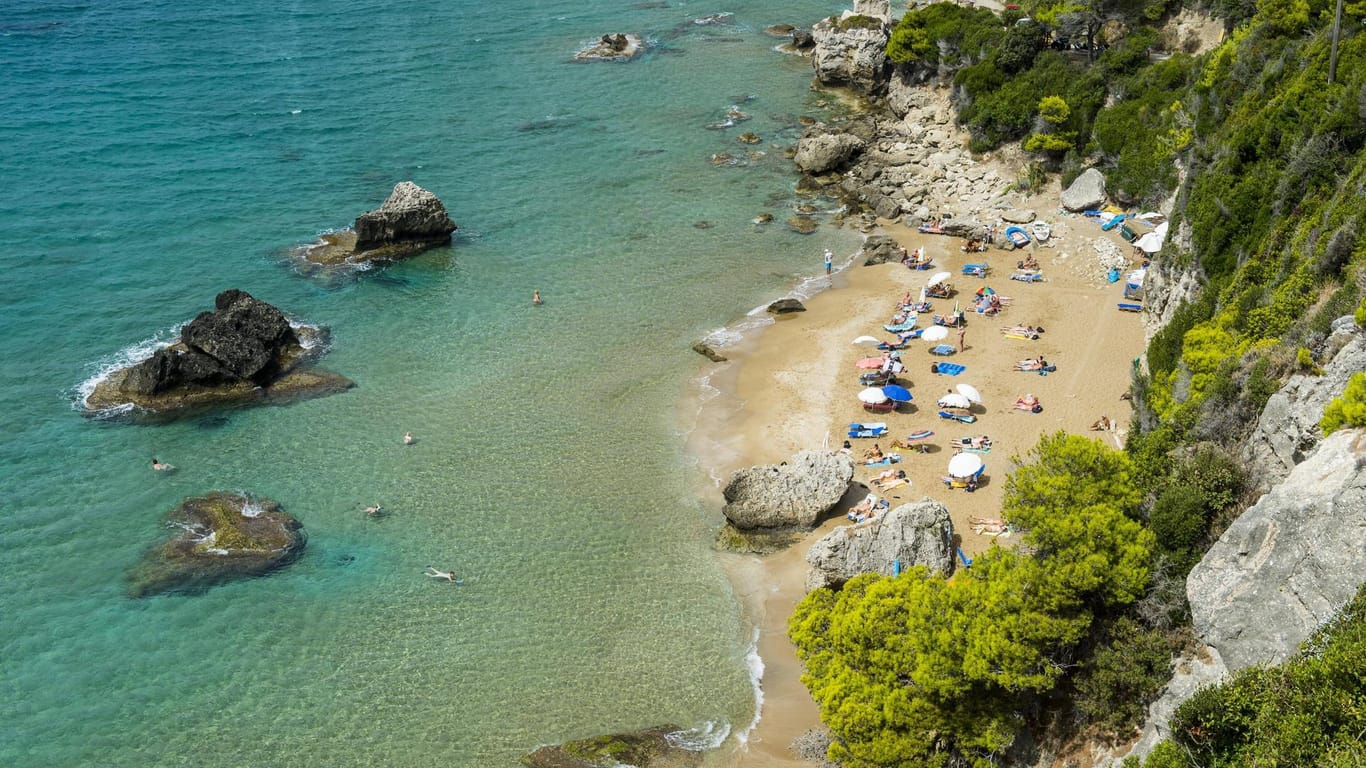 Mirtiotissa auf Korfu: Eine große Felswand begrenzt den FKK-Strand zum Landesinneren.
