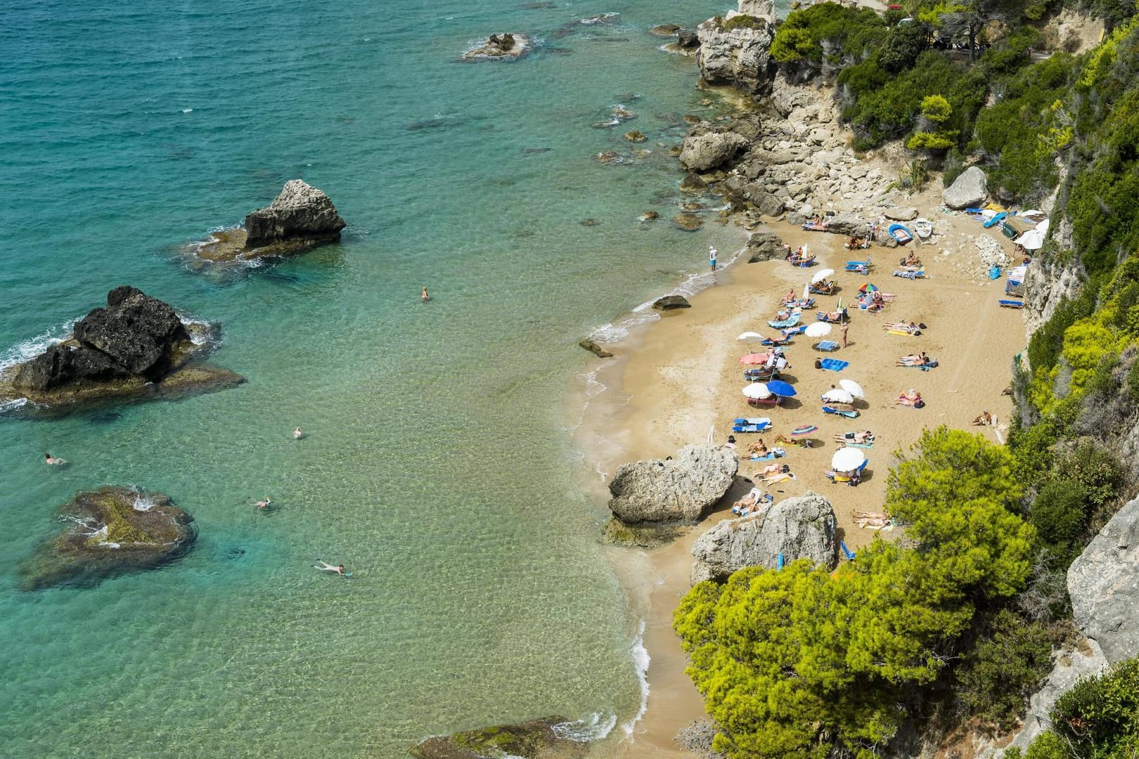 Mirtiotissa auf Korfu: Eine große Felswand begrenzt den FKK-Strand zum Landesinneren.