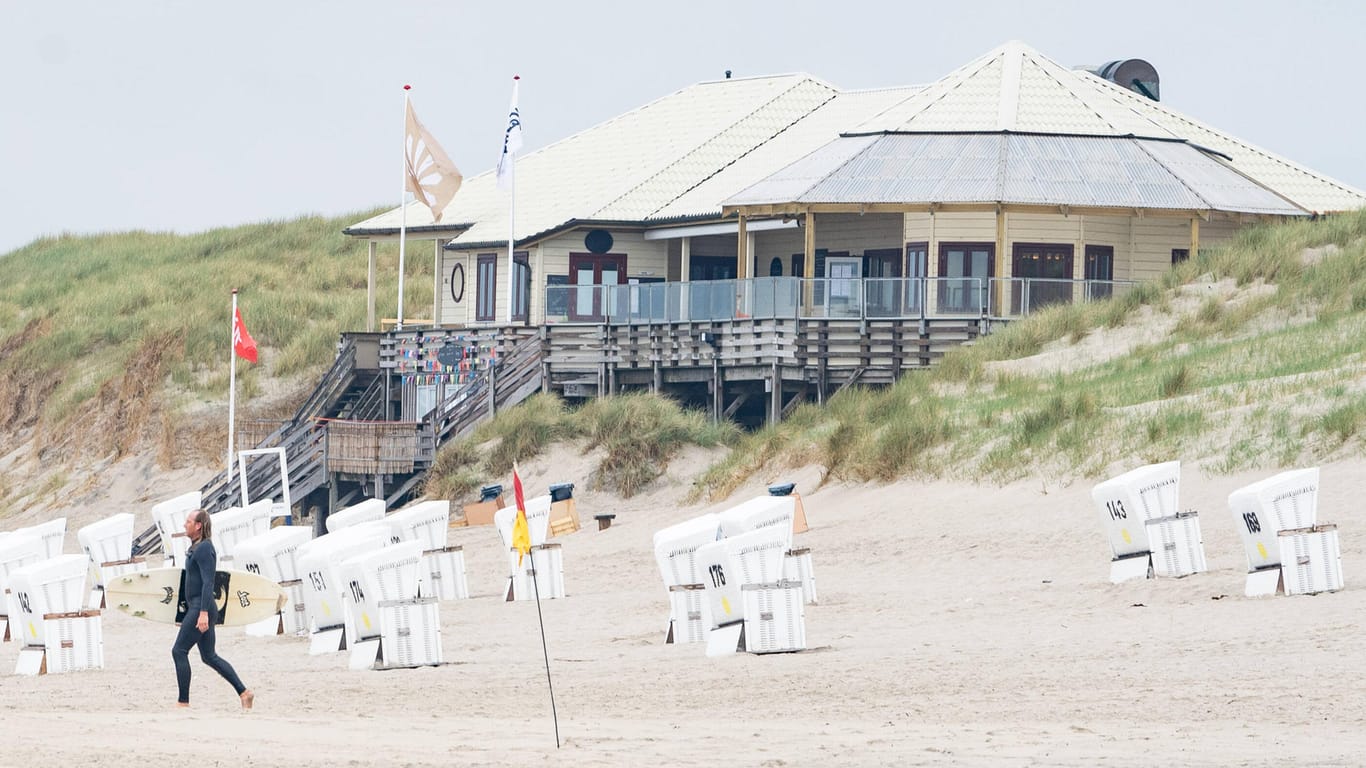 Strandbude "Buhne 16" auf Sylt: In der Nähe können Urlauber auch nackt baden.