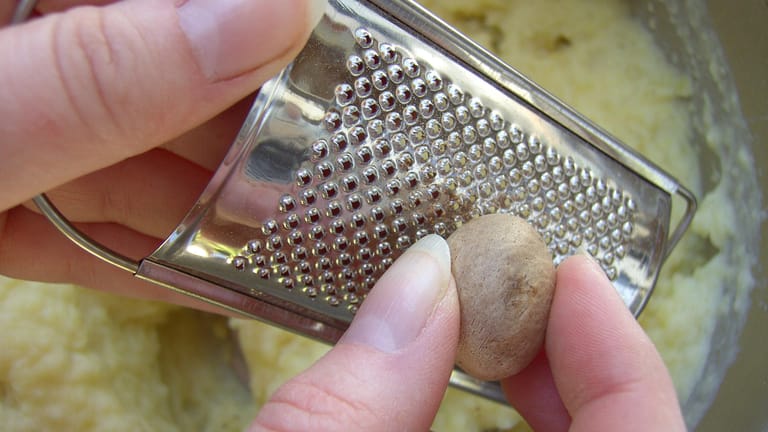 Muskatnuss: Das Gewürz verfeinert zum Beispiel Kartoffelpüree.