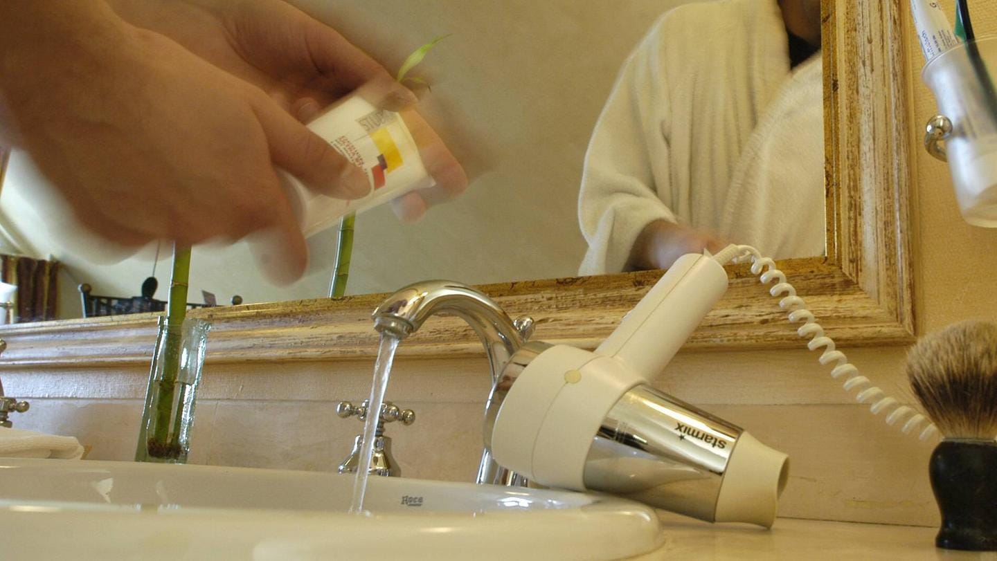 Badezimmer: Der Haartrockner sollte nicht neben einem laufenden Wasserhahn abgelegt werden.