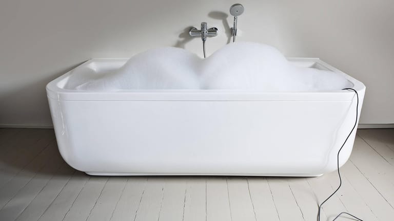 Sicherheit im Bad: Laufende oder angeschlossene elektrische Geräte sollte man von der Badewanne fernhalten.
