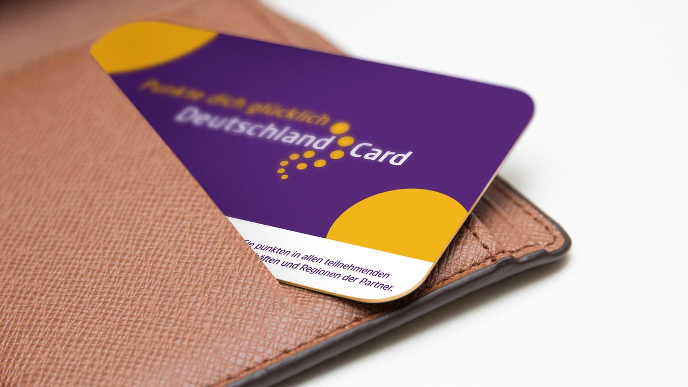 Deutschlandcard im Portemonnaie (Symbolbild): Etwa 20 Millionen Menschen sammeln mit dem Bonusprogramm Punkte.