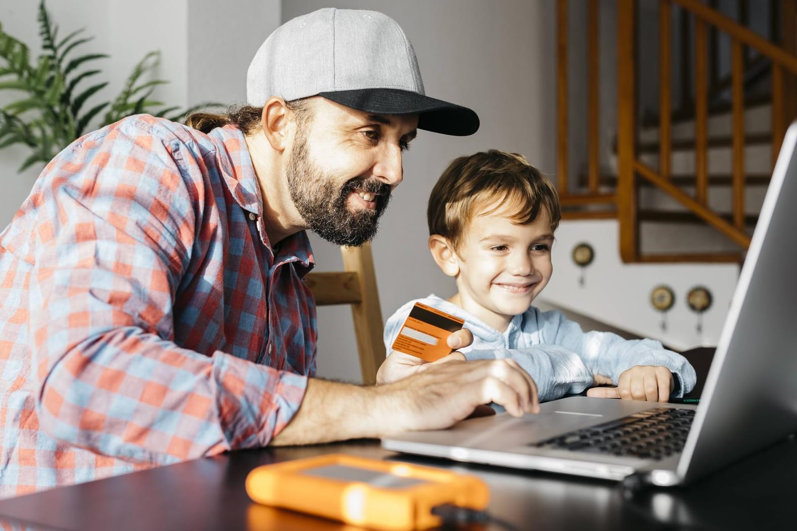 Vater und Sohn (Symbolbild): Ein Kinderkonto zu eröffnen ist sehr leicht.