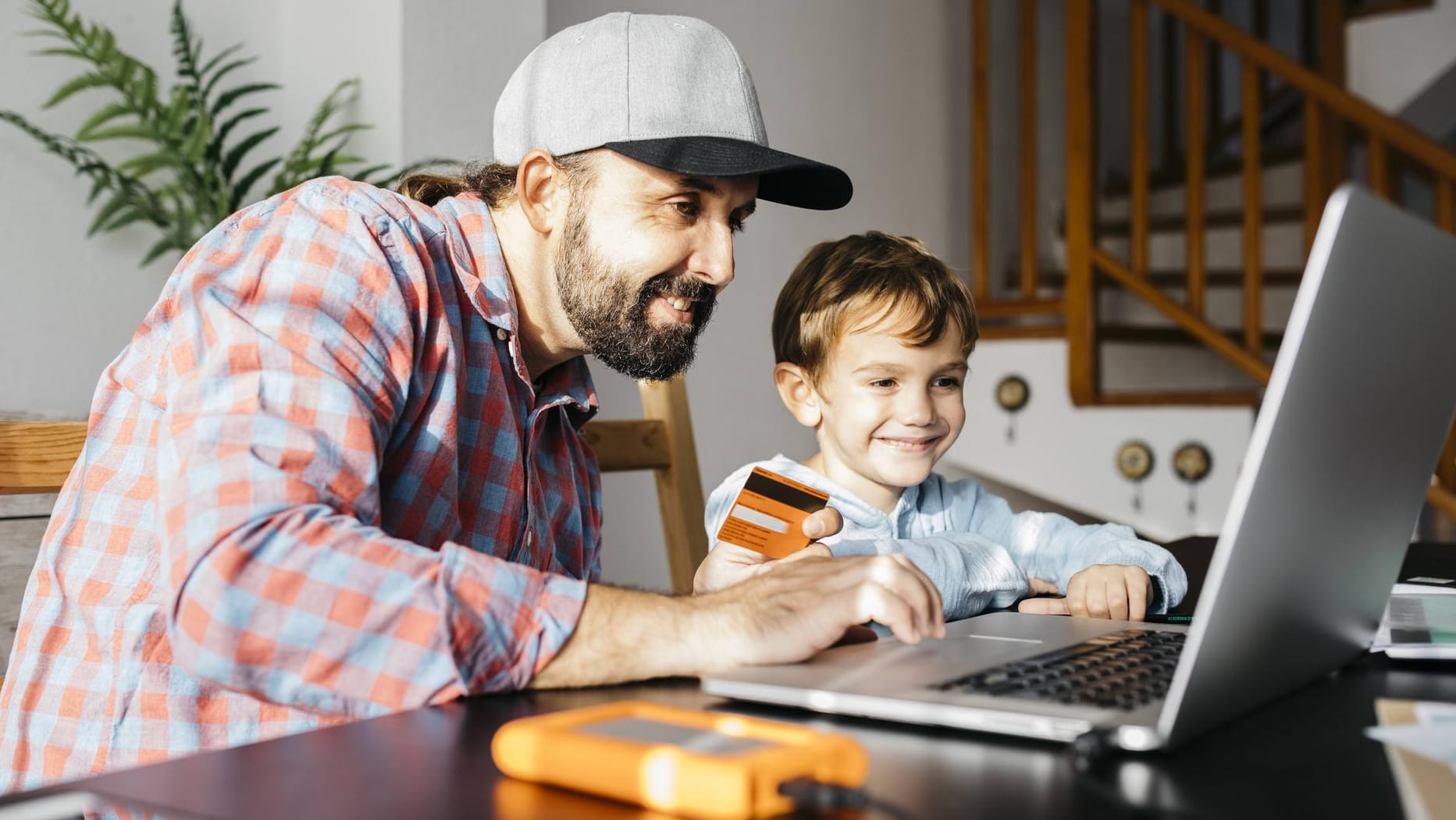 Vater und Sohn (Symbolbild): Ein Kinderkonto zu eröffnen ist sehr leicht.