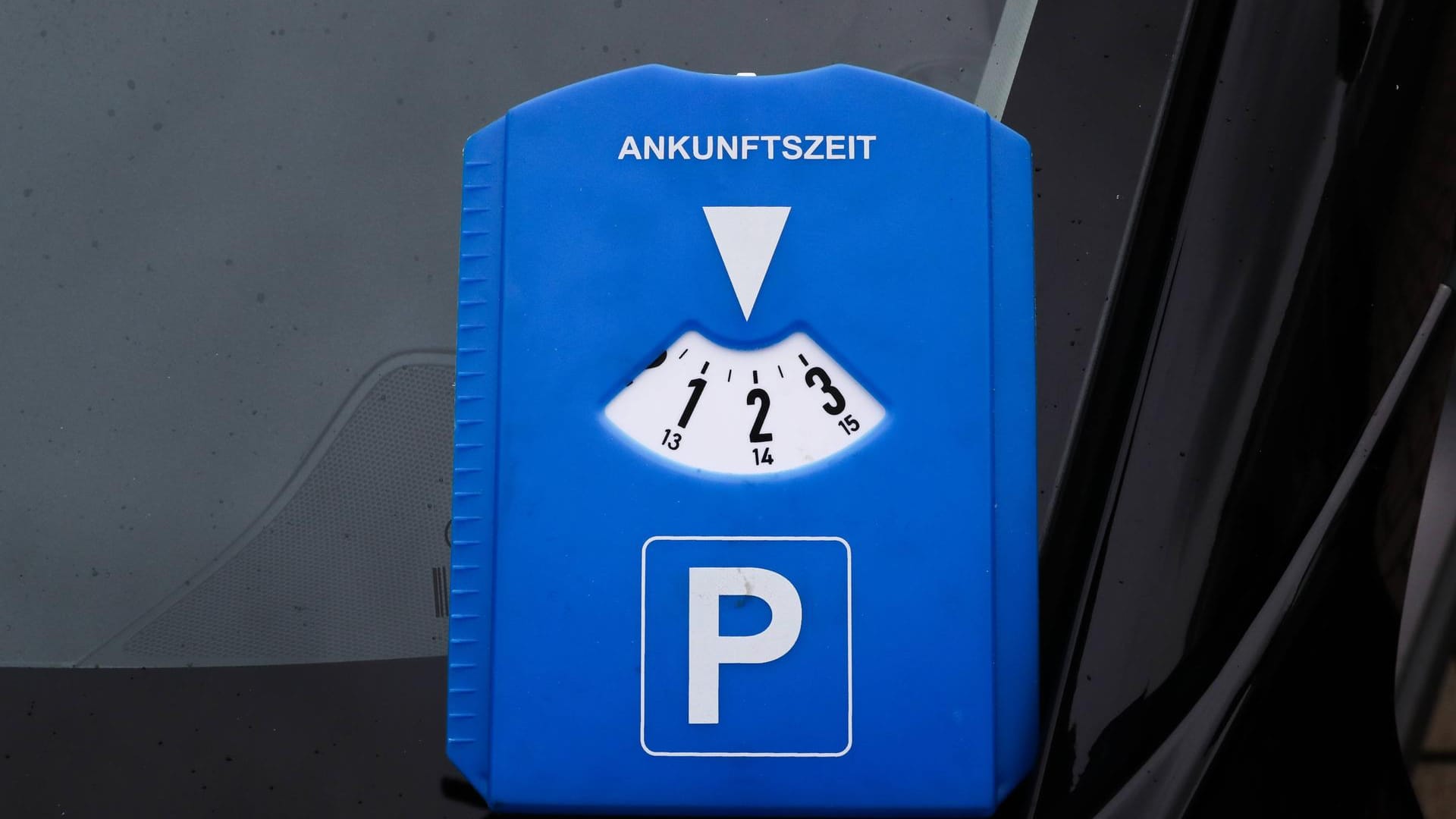 Parkscheibe im Auto: Sie muss stets korrekt eingestellt sein.