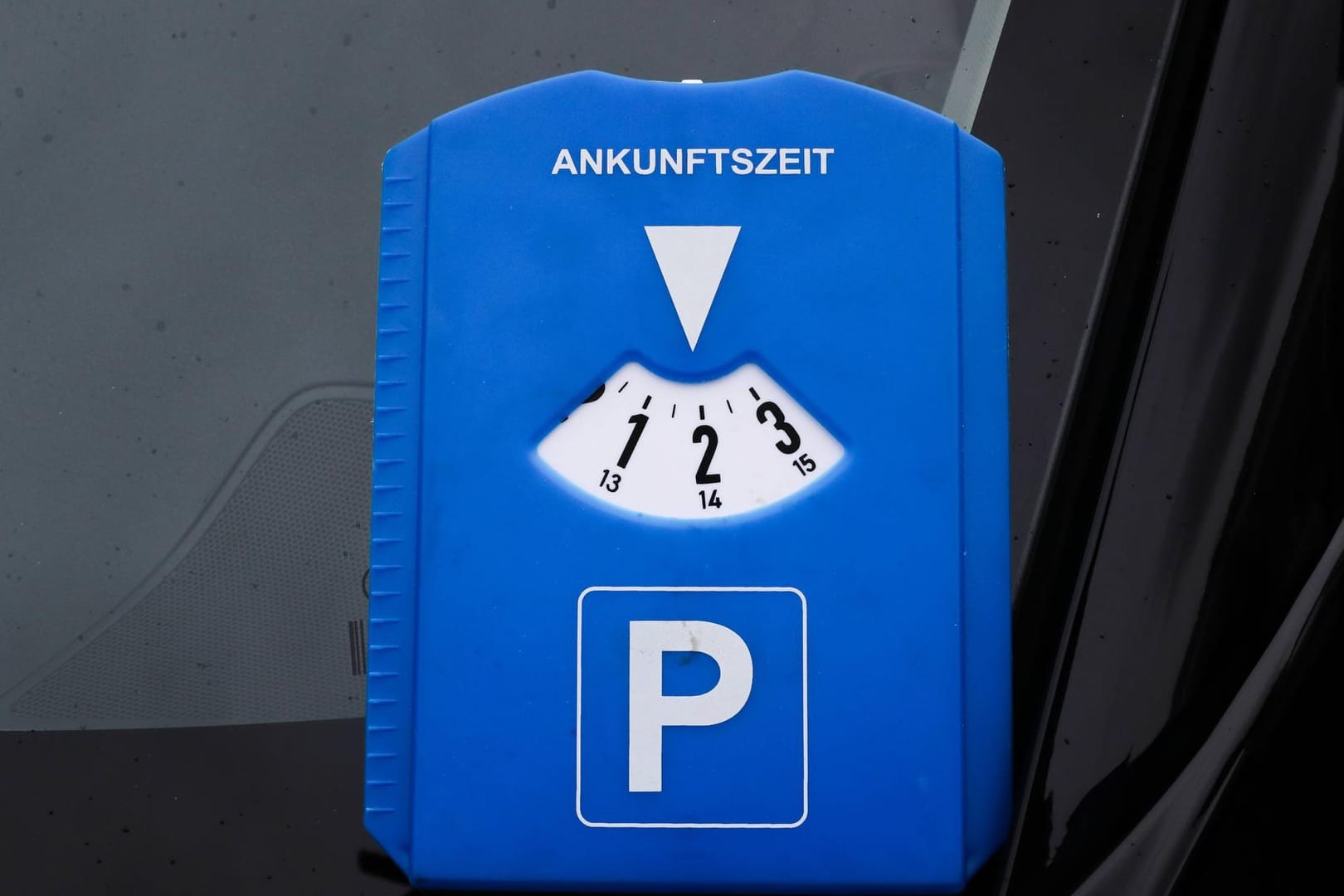 Parkscheibe im Auto: Sie muss stets korrekt eingestellt sein.