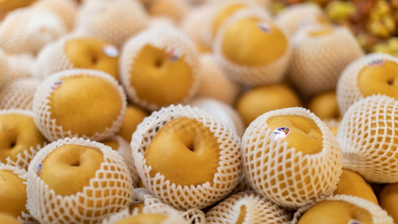 Nashi-Birnen im Supermarkt: Reife Früchte verströmen einen leichten Birnengeruch.