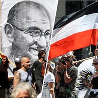 Gandhi und Reichsflagge: Die Demonstrationen von "Querdenken" blieben lange weitgehend friedlich und wurden nicht von Extremisten bestimmt. Doch von dort wurde immer stärker mobilisiert.