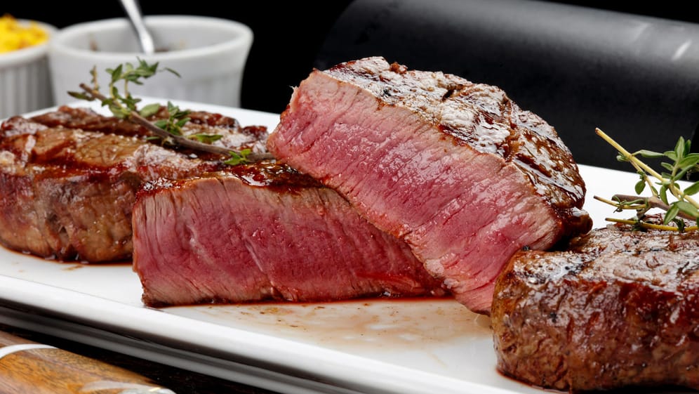 Steak: Wer das Fleisch richtig braten will, muss einiges beachten.