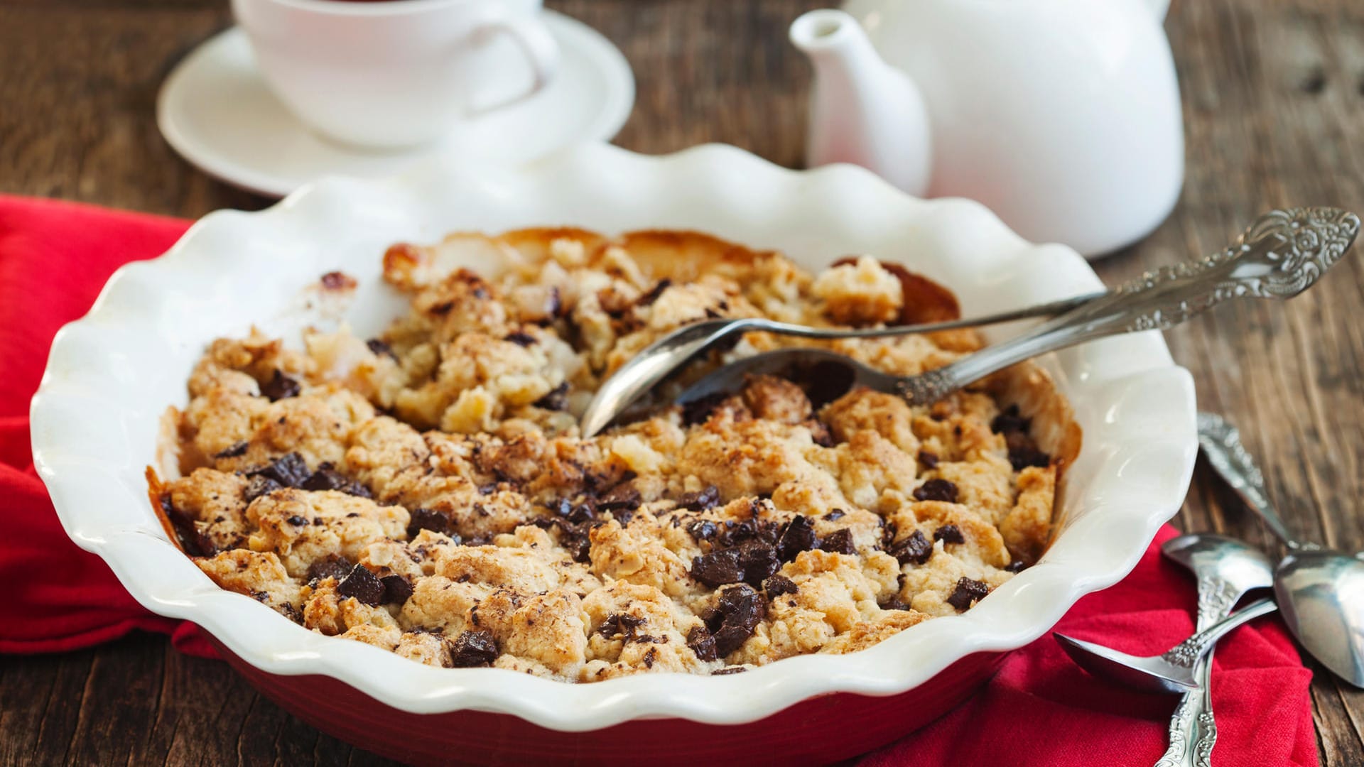 Birnen-Schoko-Crumble: Eine gute Kombination für einen Crumble sind auch Birnen und Schokolade.