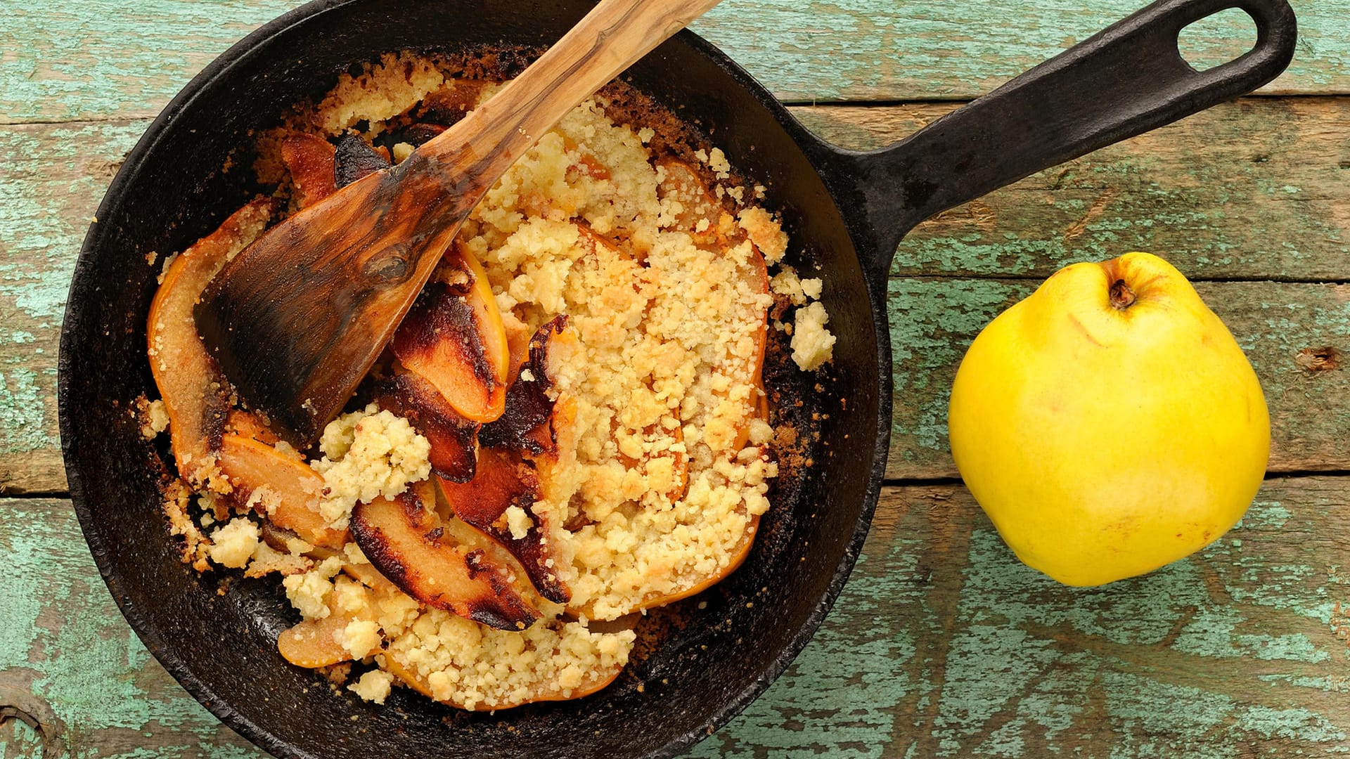 Quitten-Crumble: Wer mag, kann auch etwas Ingwer zu den Früchten reiben.