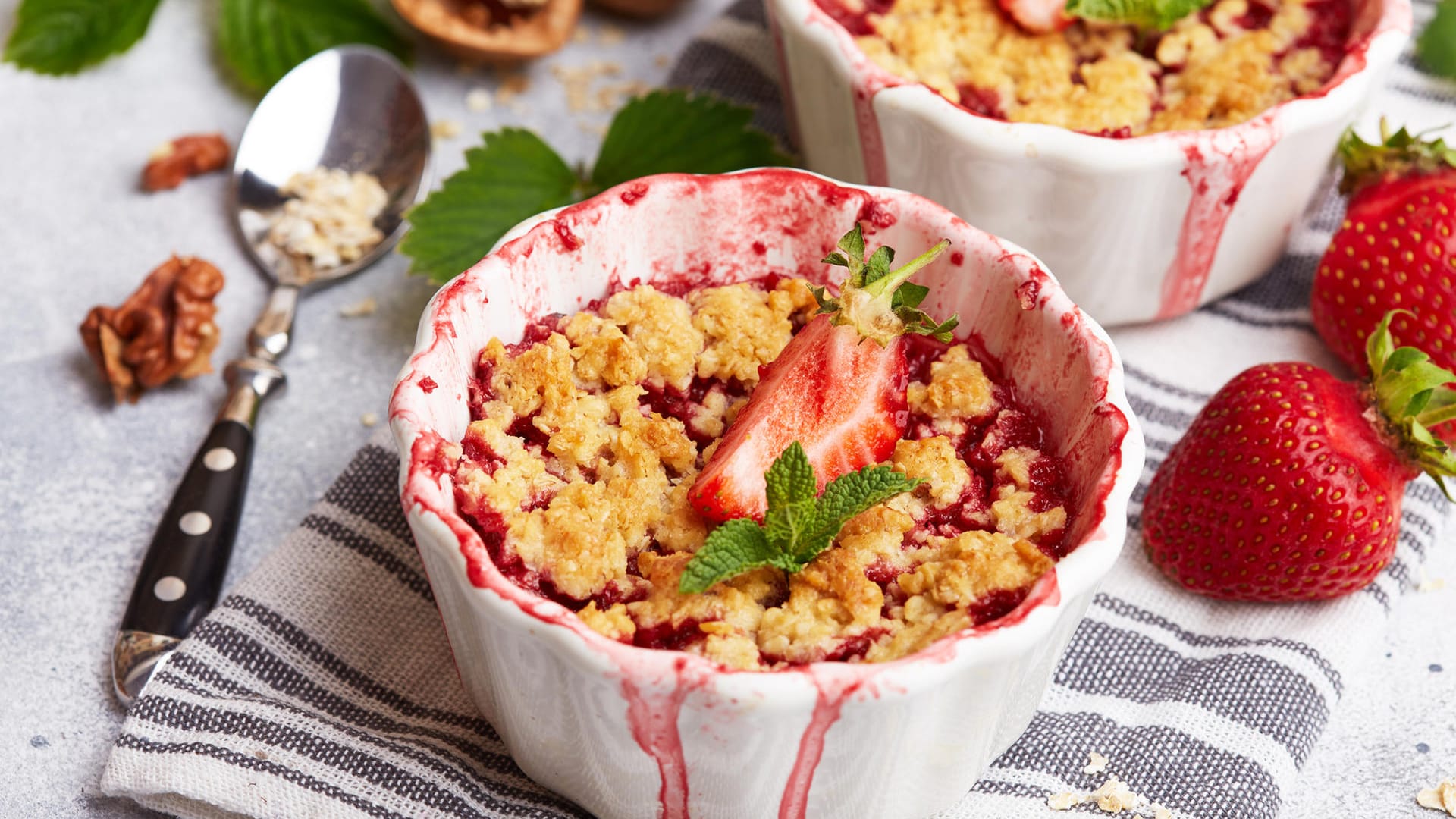 Erdbeer-Crumble: Mit frischen Erdbeeren lässt sich im Sommer ein leckerer Crumble zaubern.