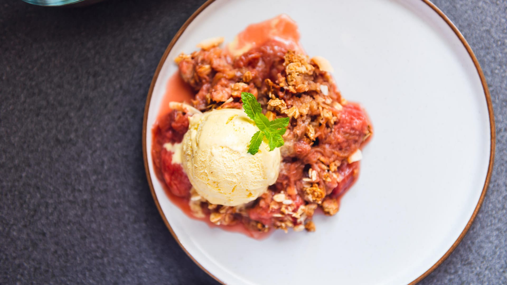 Crumble: Rharbarber und Erdbeeren lassen sich auch wunderbar in einem Crumble kombinieren.