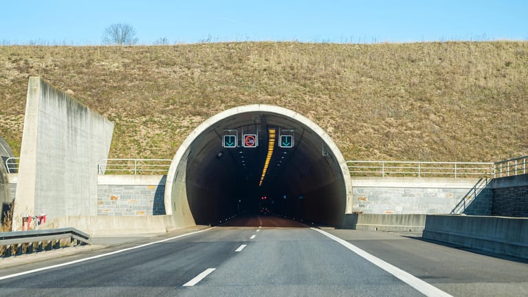 Tunnel: Autofahrer sollten wissen, was hier im Notfall zu tun ist.