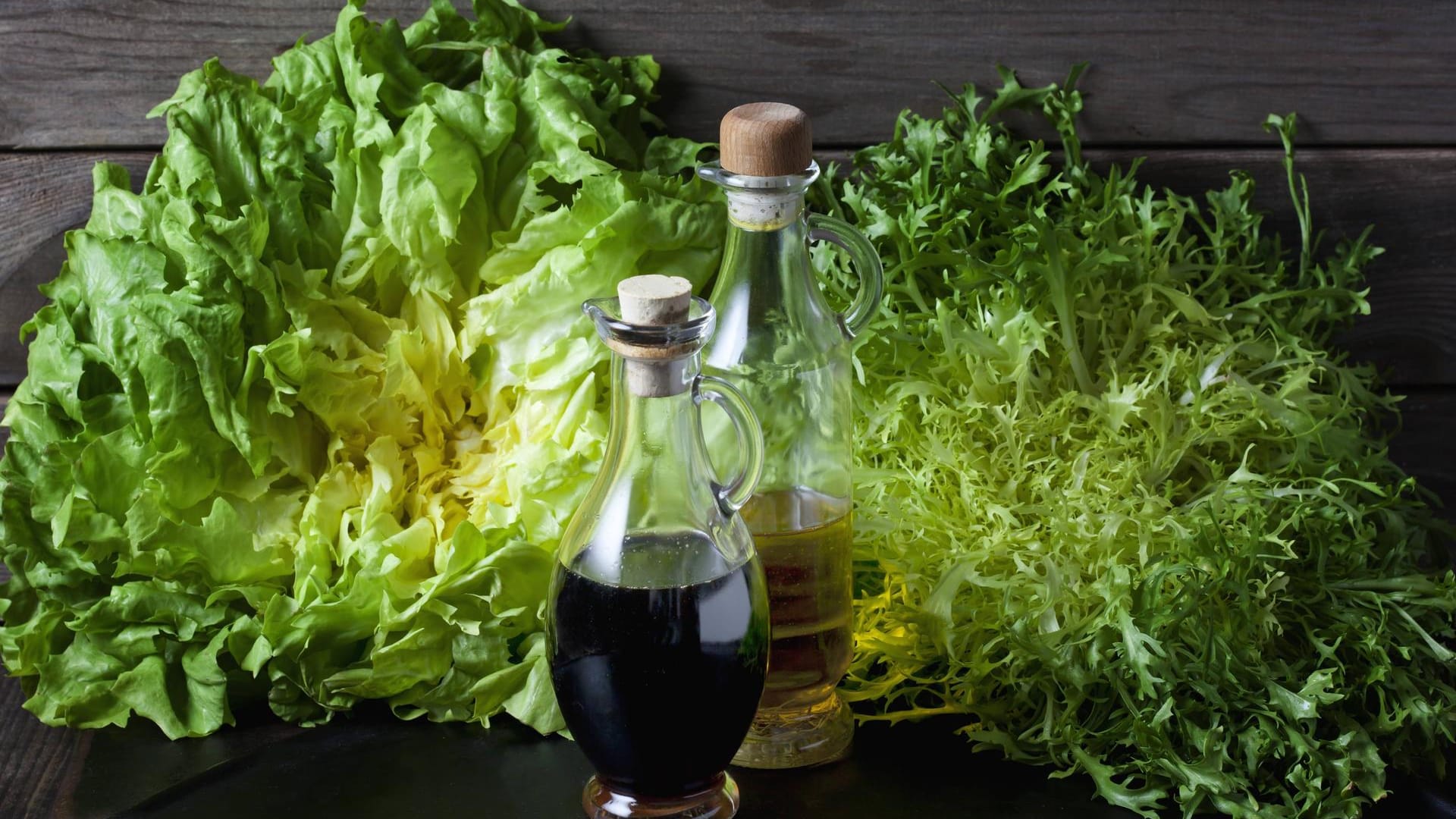 Endiviensalat: Es gibt die glatte Endivie (Eskariol) und die krause Endivie (Frisée).