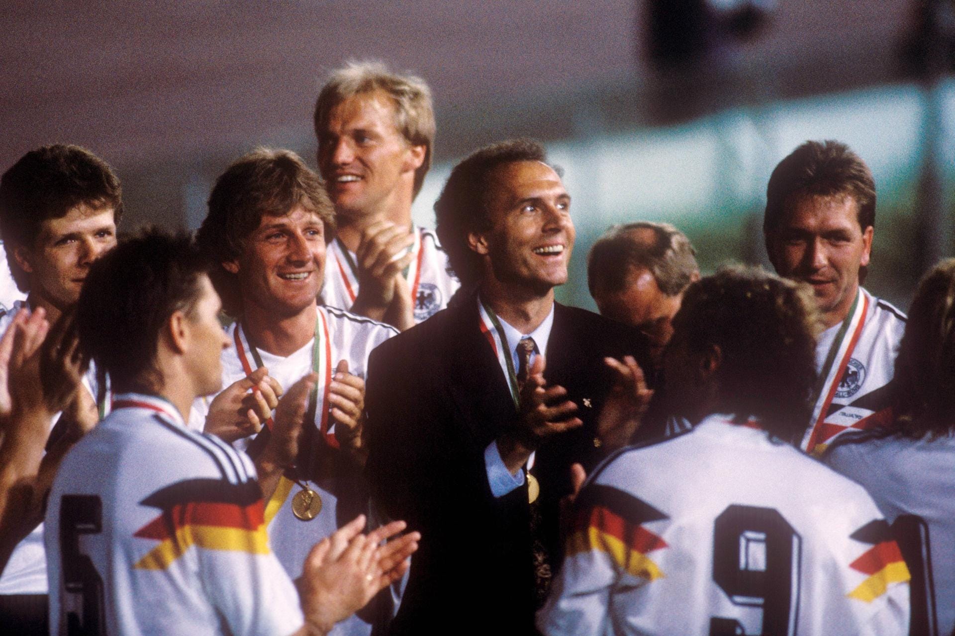 1990 trifft Beckenbauer im WM-Finale erneut auf Argentinien. Diesmal gewinnt Deutschland. Franz Beckenbauer hat damit den WM-Titel als Spieler und Trainer gewonnen.