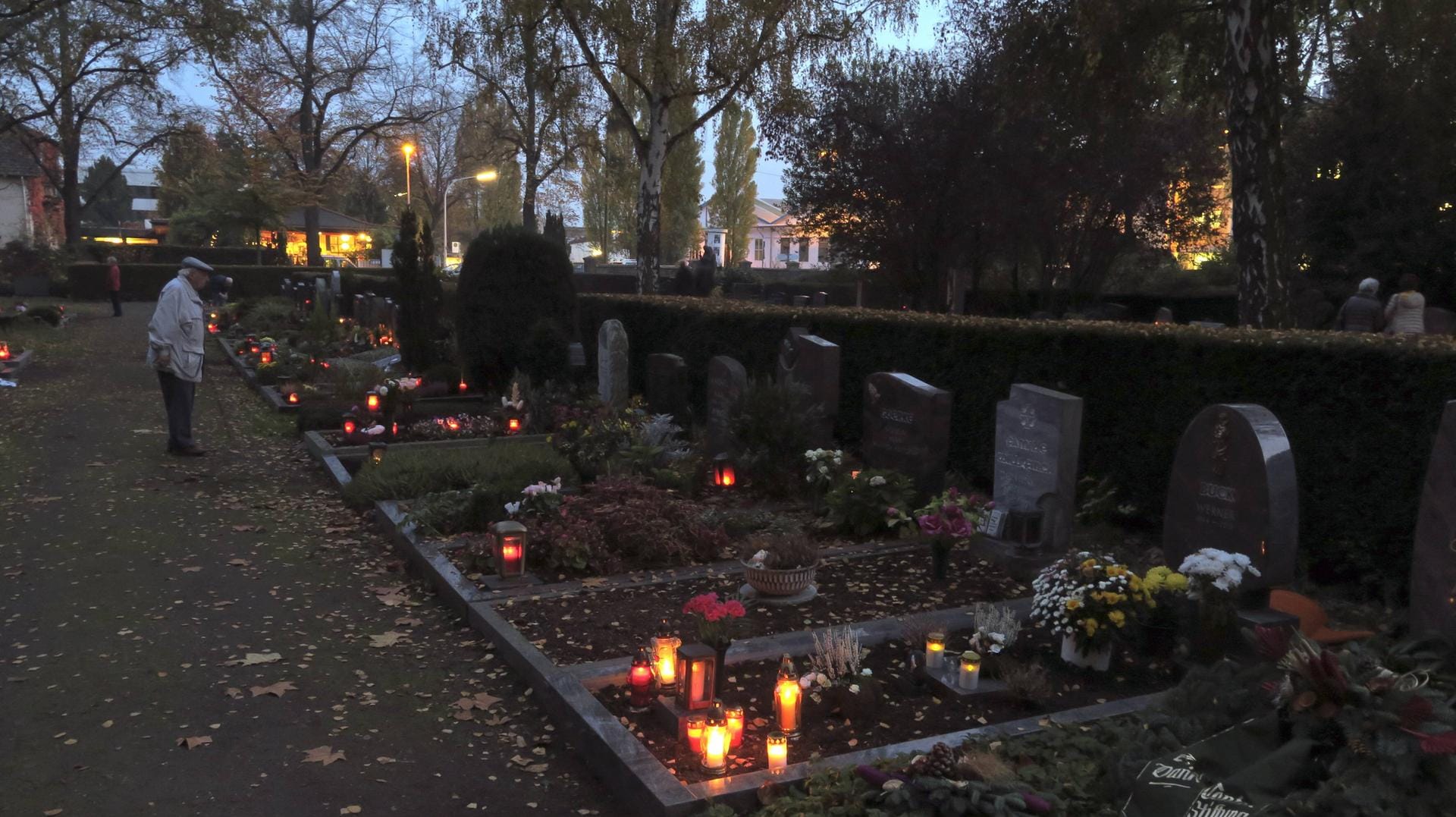 Allerheiligen: An diesem Tag ist es Brauch, auf dem Friedhof die Gräber zu schmücken.