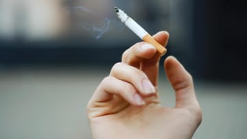 Nikotin: Rauchen ist Gift fürs Herz, denn es begünstigt die Gefäßverkalkung. Wer vom blauen Dunst loskommt, kann sein Arteriosklerose-Risiko jedoch schnell senken: Bereits ein Jahr nach dem Rauchstopp ist es nur noch halb so hoch, wie die Deutsche Herzstiftung informiert.