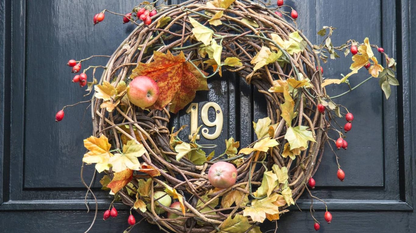 Erntedankfest: Ein Kranz mit Herbstlaub und Früchten ist ein schöner Schmuck für die Haustür.