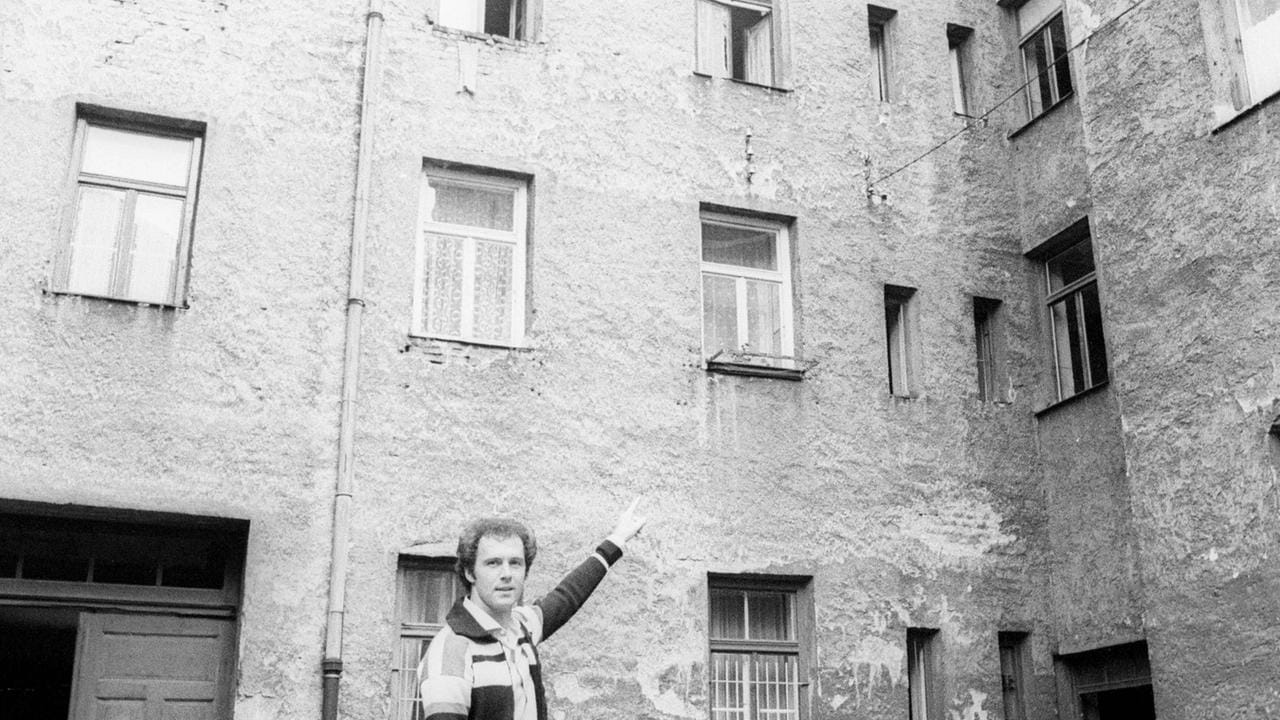 Als Sohn des Postobersekretärs Franz Beckenbauer Senior und dessen Frau Antonie wird der kleine Franz am 11. September 1945 in München-Giesing geboren. Beckenbauer zeigt das Geburtshaus in der Zugspitzstraße 6.