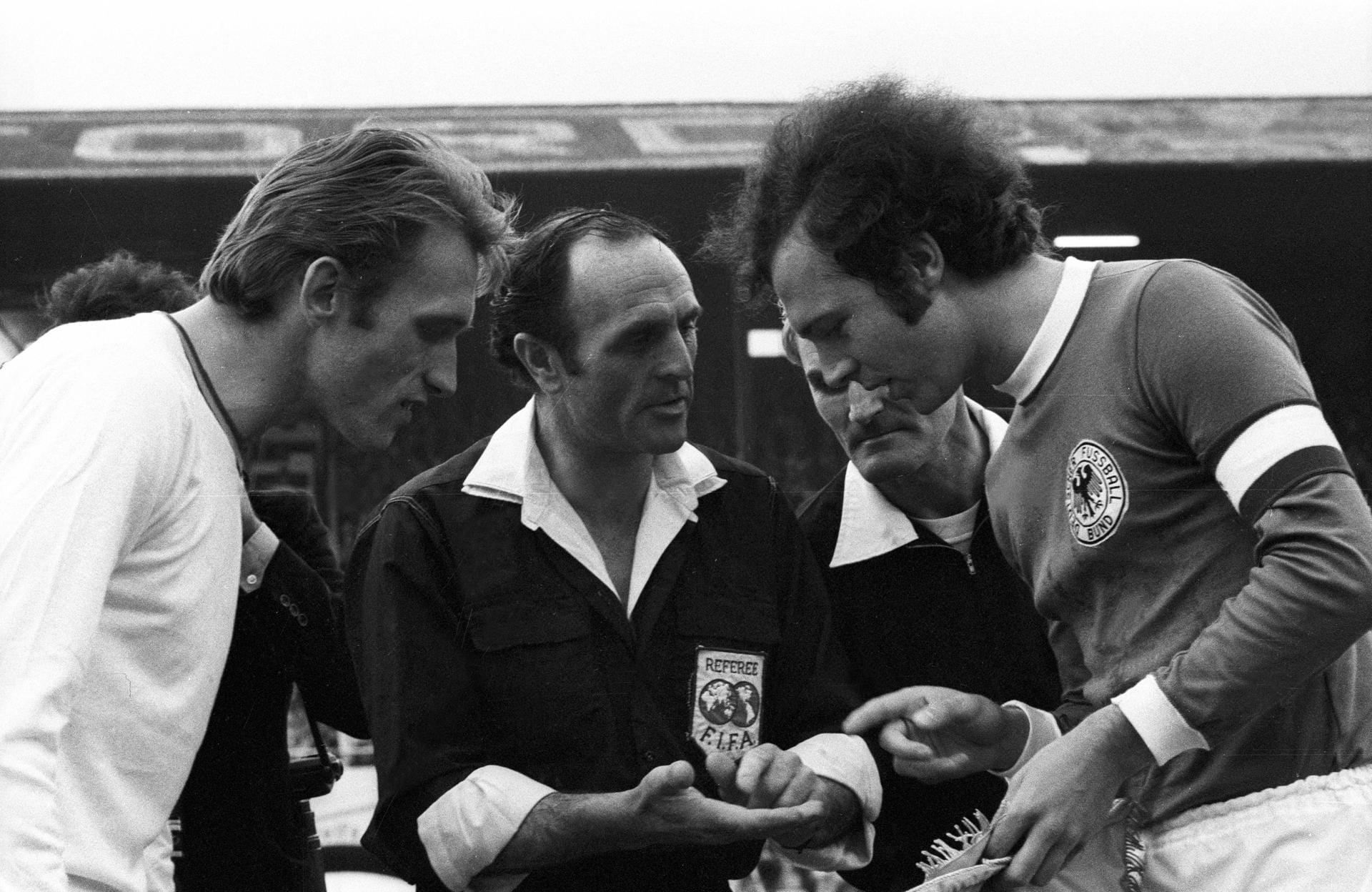 1971 führt Beckenbauer die DFB-Nationalmannschaft erstmals als Kapitän aufs Feld. Hier ist er bei der Seitenwahl vor dem EM-Halbfinale 1972 zu sehen. Im Finale besiegt Deutschland die UdSSR und erringt den Europameistertitel.